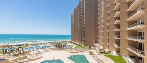 Una piscina al aire libre, una piscina climatizada