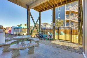 Outdoor dining - Chic Surf City Retreat w/ Pool < 1 Block to Beach! (Surf City)