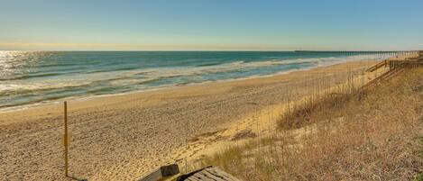 Playa en los alrededores y sombrillas