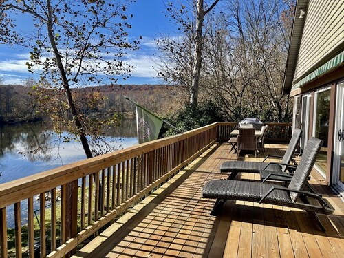 Waterfront, Luxury Panoramic View, Fast Wi-Fi, Private River Access Steps Away!
