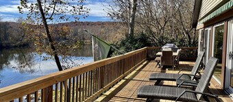 Waterfront, Luxury Panoramic View, Fast Wi-Fi, Private River Access Steps Away!