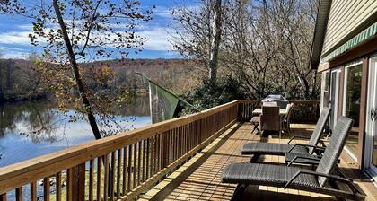 Waterfront, Luxury Panoramic View, Fast Wi-Fi, Private River Access Steps Away!