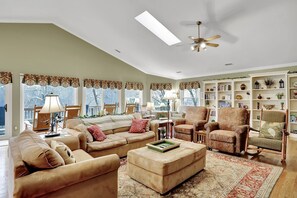 智能電視、壁爐、書籍、影像庫