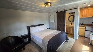 Economy Studio | 3 bedrooms, iron/ironing board, free WiFi, bed sheets