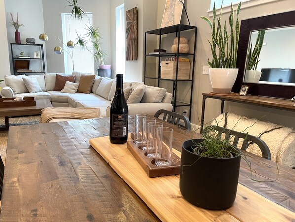 Smart TV, computer monitors - Schlitz Castle: Huge 5BR/4BA Sleeps 12 w/ Double Kitchens & Living Rooms (Milwaukee)