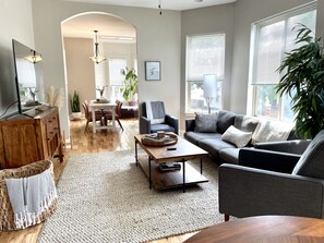 Smart TV, computer monitors - Schlitz Castle: Huge 5BR/4BA Sleeps 12 w/ Double Kitchens & Living Rooms (Milwaukee)