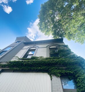 Exterior - Schlitz Castle: Huge 5BR/4BA Sleeps 12 w/ Double Kitchens & Living Rooms (Milwaukee)