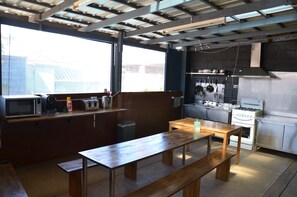 Mini réfrigérateur, micro-ondes dans l'espace commun, four