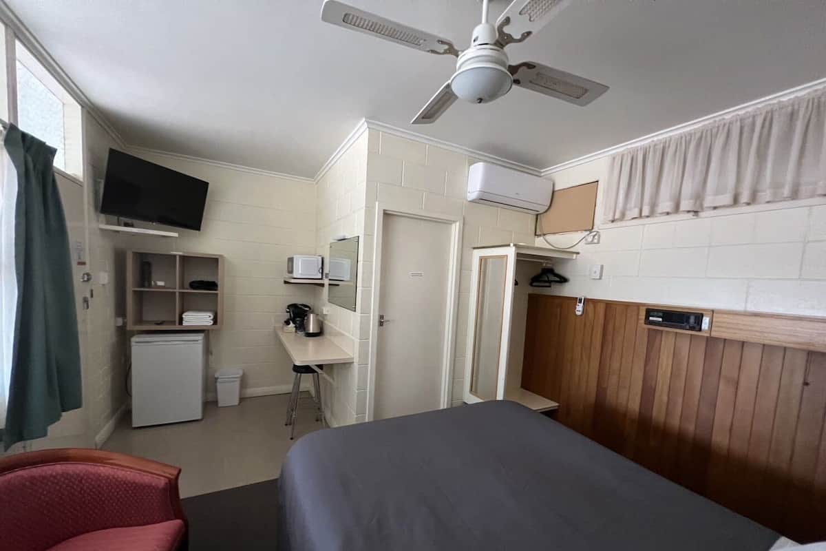 Standaard studio suite, 1 queensize bed, niet-roken, en-suite badkamer | 1 slaapkamer, hypoallergeen beddengoed, individueel gedecoreerd