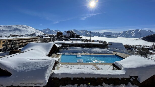 حمّام سباحة مُدفَّأ