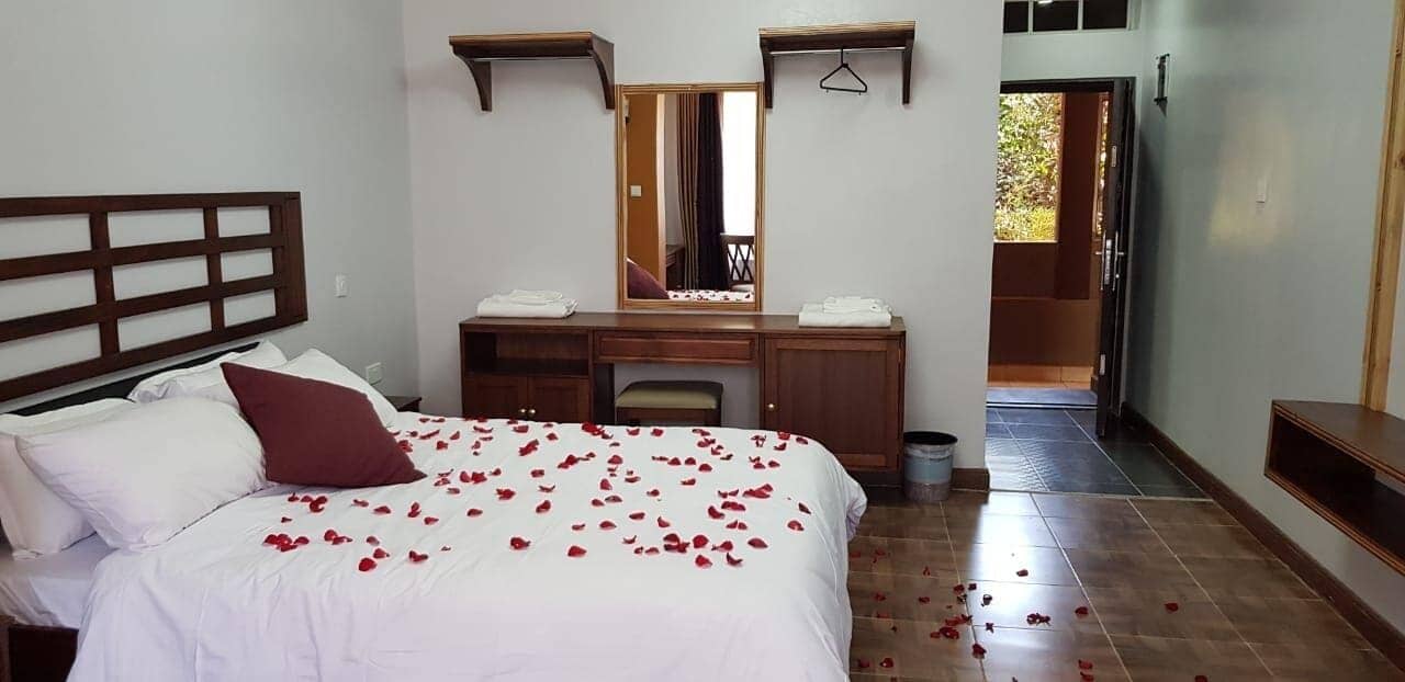 标准房 | 办公桌、床单