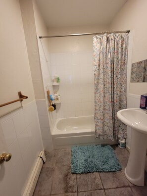 Bathroom - Bedroom Near Downtown Boston - Hostel (Boston)