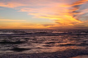 På stranden