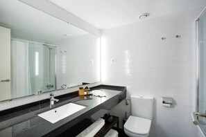 Bathtub, hair dryer, towels - Amazing 1 bedroom apartment sea view (Barcelona)