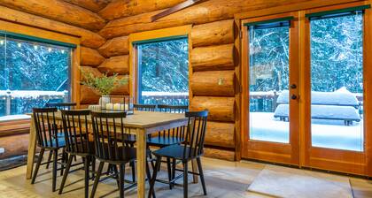 Rustic Lux Log Home w/Hot tub, Sauna, Pet Friendly and Mtn View