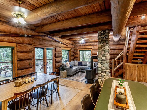 Rustic Lux Log Home w/Hot tub, Sauna, Pet Friendly and Mtn View