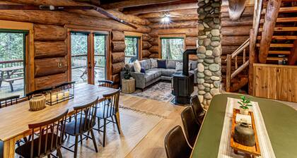 Rustic Lux Log Home w/Hot tub, Sauna, Pet Friendly and Mtn View