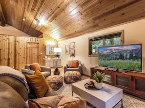 Smart TV, fireplace, offices - AlpenView | Hot Tub, Sauna, Pool + Mt. Views (Glacier)