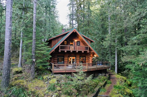 Rustic Lux Log Home w/Hot tub, Sauna, Pet Friendly and Mtn View