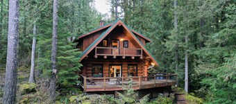 Rustic Lux Log Home w/Hot tub, Sauna, Pet Friendly and Mtn View
