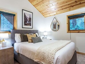 2 quartos, ferros/tábuas de passar roupa, berço de viagem