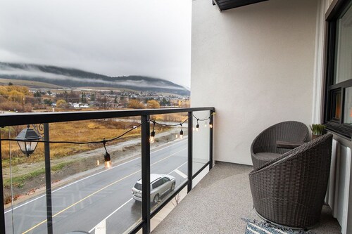Lake Okanagan beach condo w/ private buoy, AC, heated outdoor pool, patio, SUPs