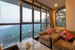 Executive Room | Living area | Flat-screen TV - Green Castle Mall Road (Dehradun)