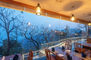 Breakfast, lunch and dinner served  - Green Castle Mall Road (Dehradun)