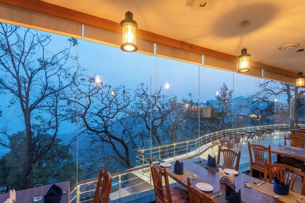 Breakfast, lunch and dinner served - Green Castle Mall Road (Dehradun)