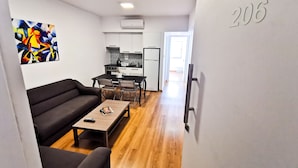 Um apartamento moderno com sala de estar, área de jantar e cozinha.