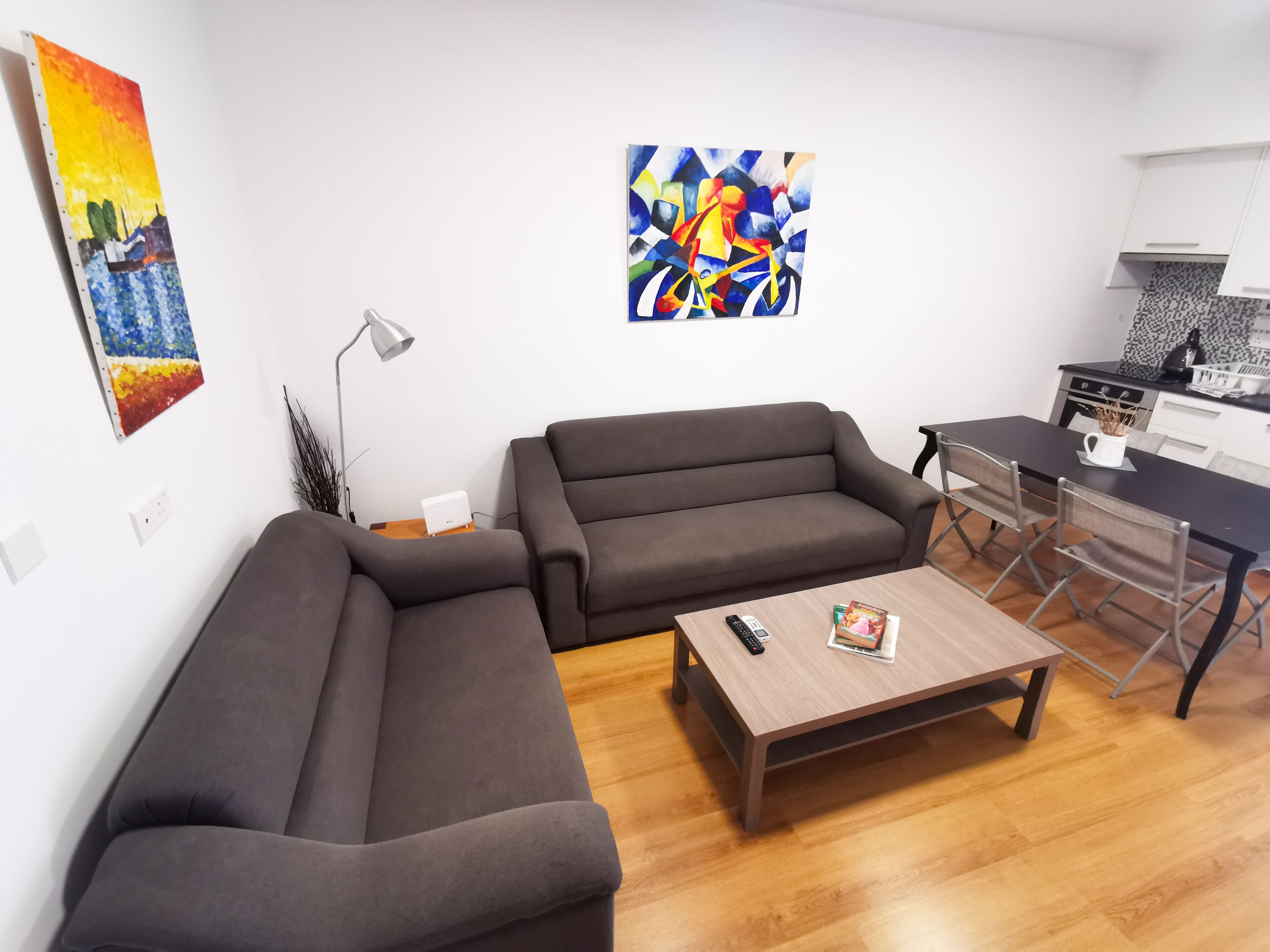 Appartement Standard | Coin séjour | Télévision LCD de 32 pouces avec chaînes par satellite, télévision