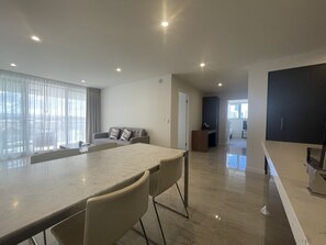 Appartamento Premium, 2 camere da letto, balcone, vista parco | Area soggiorno | Smart TV 55 pollici con canali digitali, TV