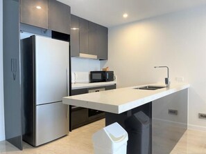 Appartement supérieur, 2 chambres, balcon, vue sur la ville | Cuisine privée | Réfrigérateur grande capacité avec congélateur, four à micro-ondes