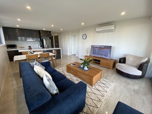 Appartement Deluxe, 2 chambres, balcon, vue sur le fleuve | Aire de séjour | Téléviseur connecté de 55 po avec télévision numérique, téléviseur