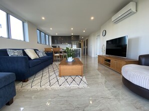 Appartamento Deluxe, 2 camere da letto, balcone, vista fiume | Area soggiorno | Smart TV 55 pollici con canali digitali, TV