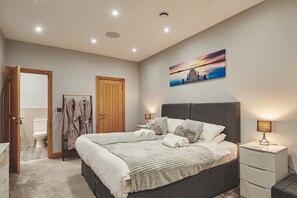 6 bedrooms, iron/ironing board, WiFi