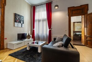Cheminee Apartament | Living area | 60-cm TV with cable channels - Select City Center Apartments Braşov (Brasov)