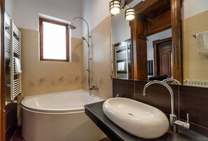 Cheminee Apartament | Bathroom | Shower, towels - Select City Center Apartments Braşov (Brasov)