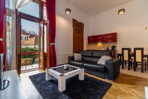 Cheminee Apartament | Wohnbereich | 60-cm-Fernseher mit Kabelempfang