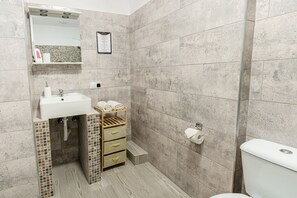 Rhapsody Studio | Badezimmer | Dusche, Handtücher