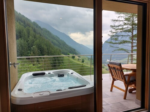 Neueröffnung Juni 2022 - Chalet Baumhaus mit privaten Whirlpool