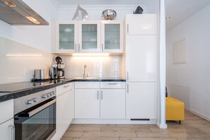 Mikrowelle, Ofen, Geschirrspüler, Wasserkocher mit Kaffee-/Teezubehör