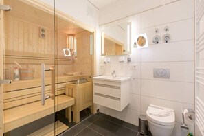 Douche, sèche-cheveux, serviettes fournies