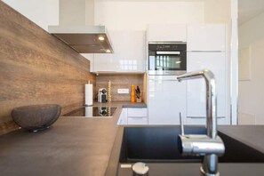 Kühlschrank, Mikrowelle, Ofen, Geschirrspüler