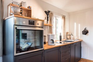 Køleskab, ovn, opvaskemaskine, højstol