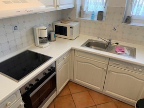 Een koelkast, een magnetron, een oven, een vaatwasser