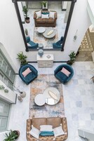 Área de estar no saguão