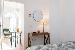 Penthouse phong cách cổ điển | Chăn bông, két bảo mật tại phòng, trang trí khác biệt 