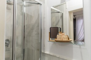 Economy Room | Bathroom - La Gitanilla Alojamiento & Encanto (Jerez de la Frontera)