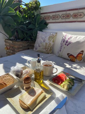 Daily buffet breakfast for a fee - La Gitanilla Alojamiento & Encanto (Jerez de la Frontera)